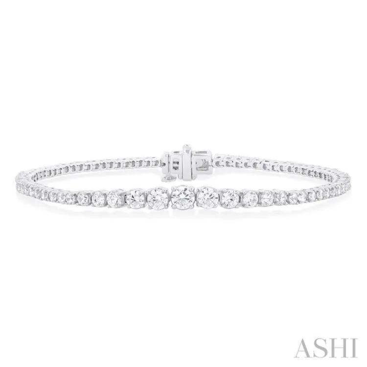 3 Ctw Graduated Round Cut Diamond Tennis Bracelet in 14K White Gold