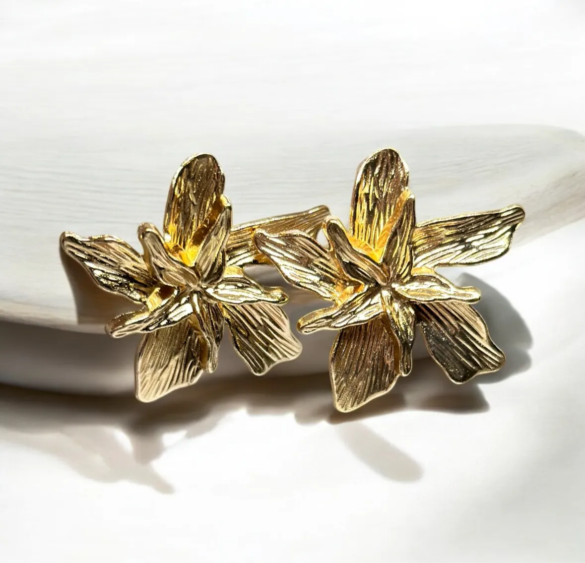 Floral - Golden flower stud earrings