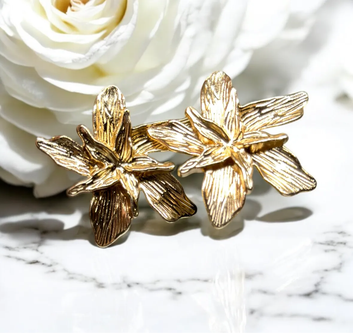 Floral - Golden flower stud earrings