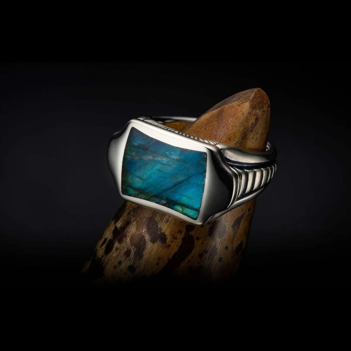 Men's Sleek Labradorite Ring - Ring 8 LAB